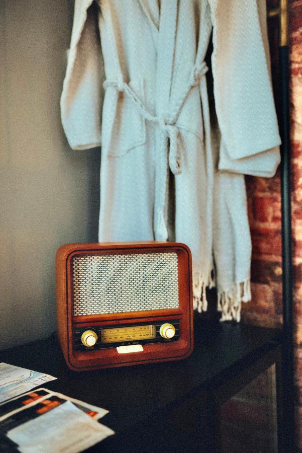 Ruz Hotels Istanbul Exterior foto A radio in a hotel room